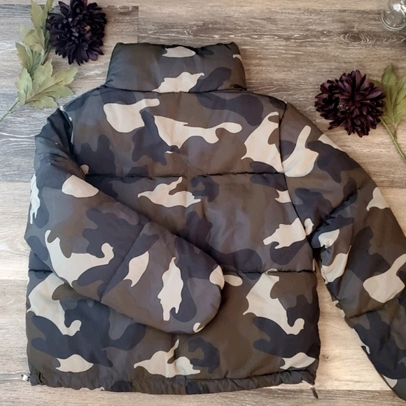 H&M | Camo Puffer Jacket - Picture 5 of 13